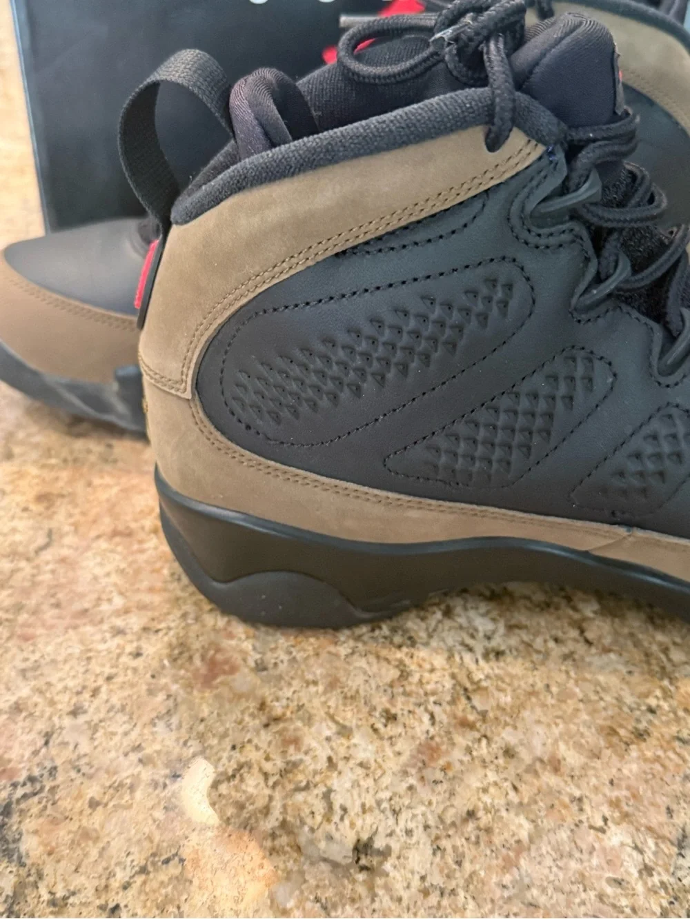 Jordan Men’s 9 Retro HV4794030 black / khaki size 9.5